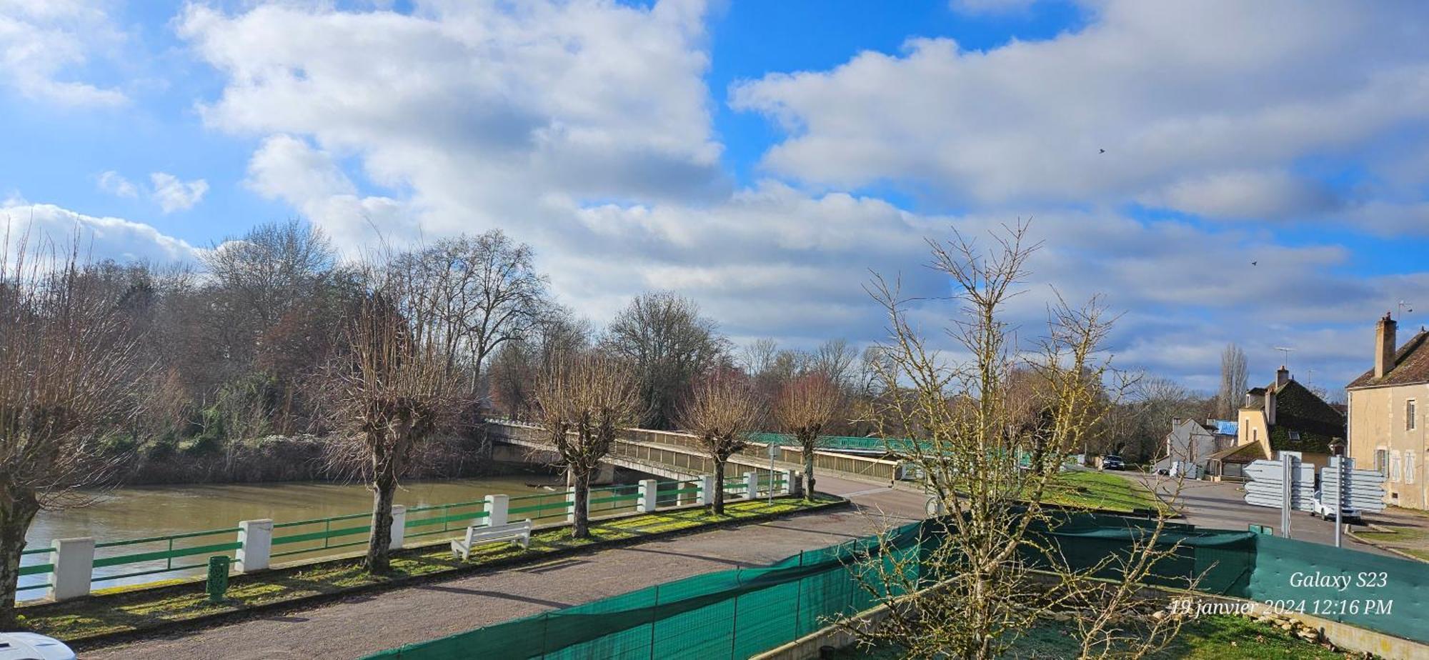 Pavillon Avec Jardin Clos Au Bord De L'Yonne Coulanges-sur-Yonne Extérieur photo